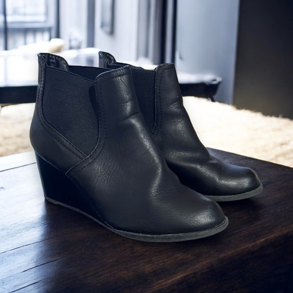 Short Faux Leather Black Wedge Heel short Booties. Size 8.5. Easy on/off - Picture 3 of 17